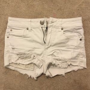 WHITE AMERICAN EAGLE RIPPED JEAN SHORTS SIZE 00